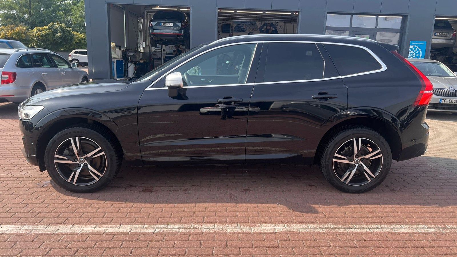 Fahrzeugabbildung Volvo XC60 R-Design D5 AWD*H&K*LUFT*PANO*AHK*RFK