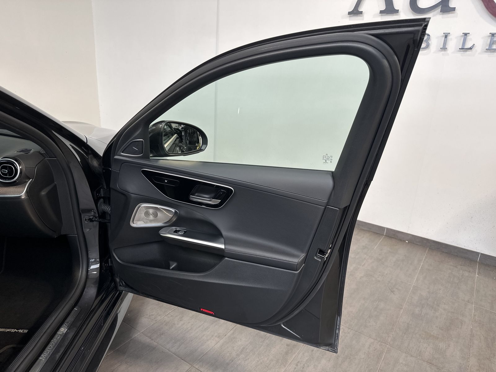 Fahrzeugabbildung Mercedes-Benz C 220d T AMG-Line NAV+LED+ACC+PANO+DISTRONIC+VC