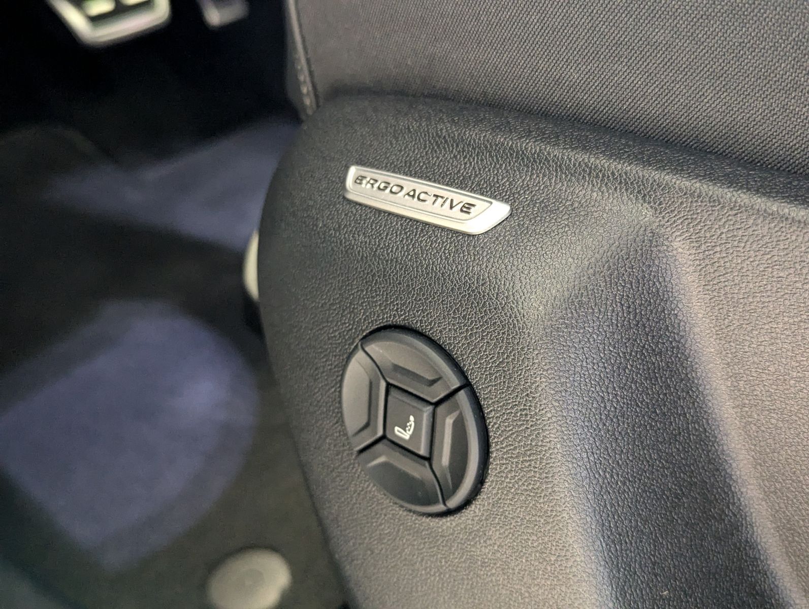 Fahrzeugabbildung Volkswagen Tiguan 2.0TDI R-Line 4M Pano H/K AHK Matrix 20"