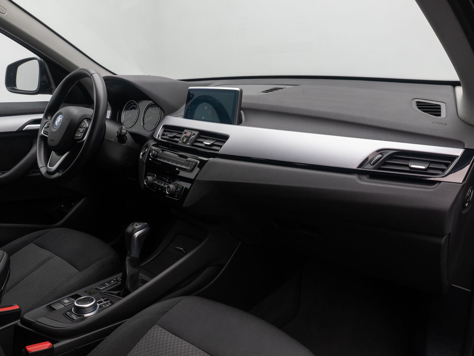 Fahrzeugabbildung BMW X1 xD25e ParkAssist DAB GeschwindigReg Navi LED