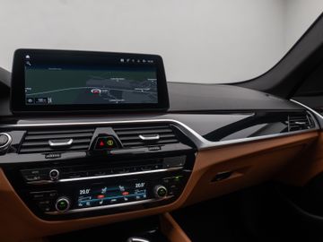 Fahrzeugabbildung BMW 520d xD Tour M Sport HI-FI M Sportfahrwerk