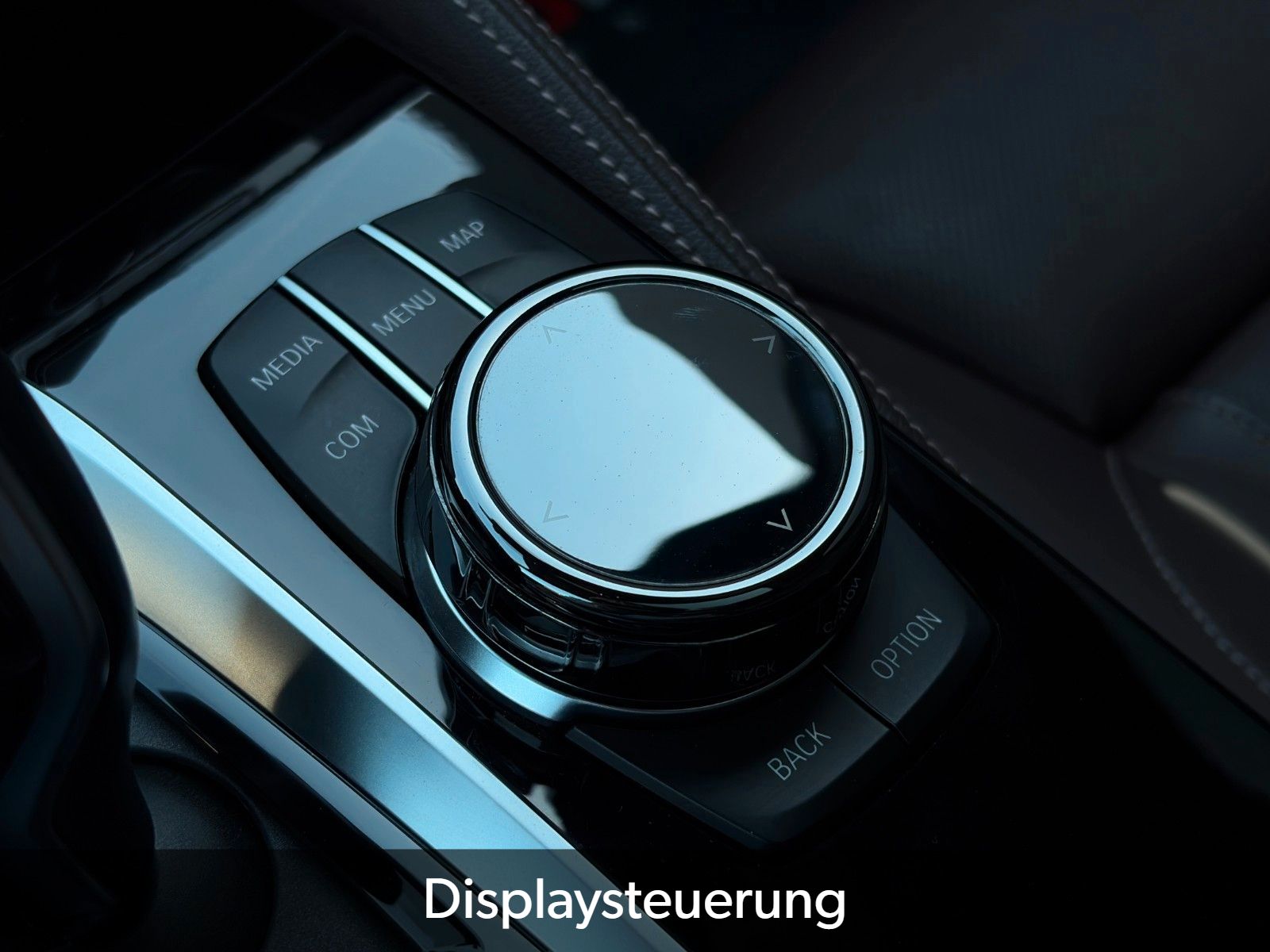Fahrzeugabbildung BMW M550i xDr AHK SHD StHzg Nappa SBL H&K HuD DrProf