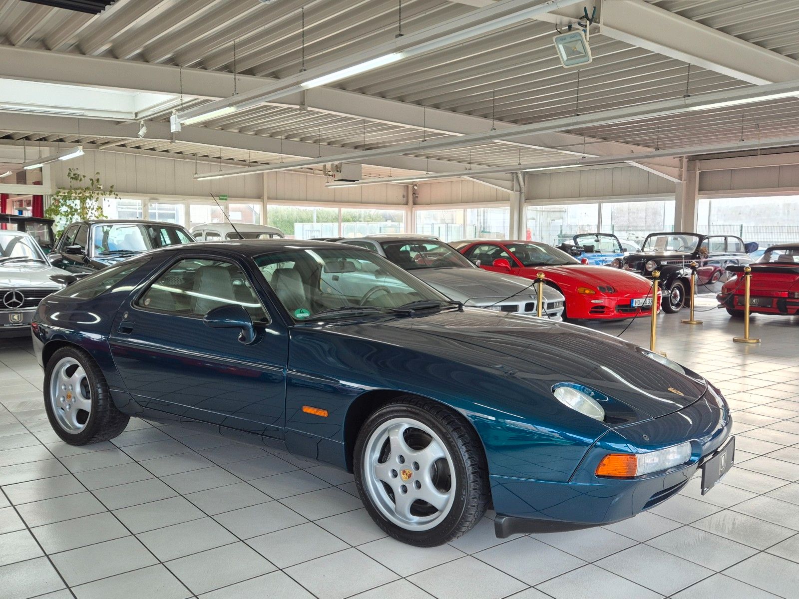 Fahrzeugabbildung Porsche 928 GTS/Deutsch/Kpl. Historie/SD/Blau mit grau