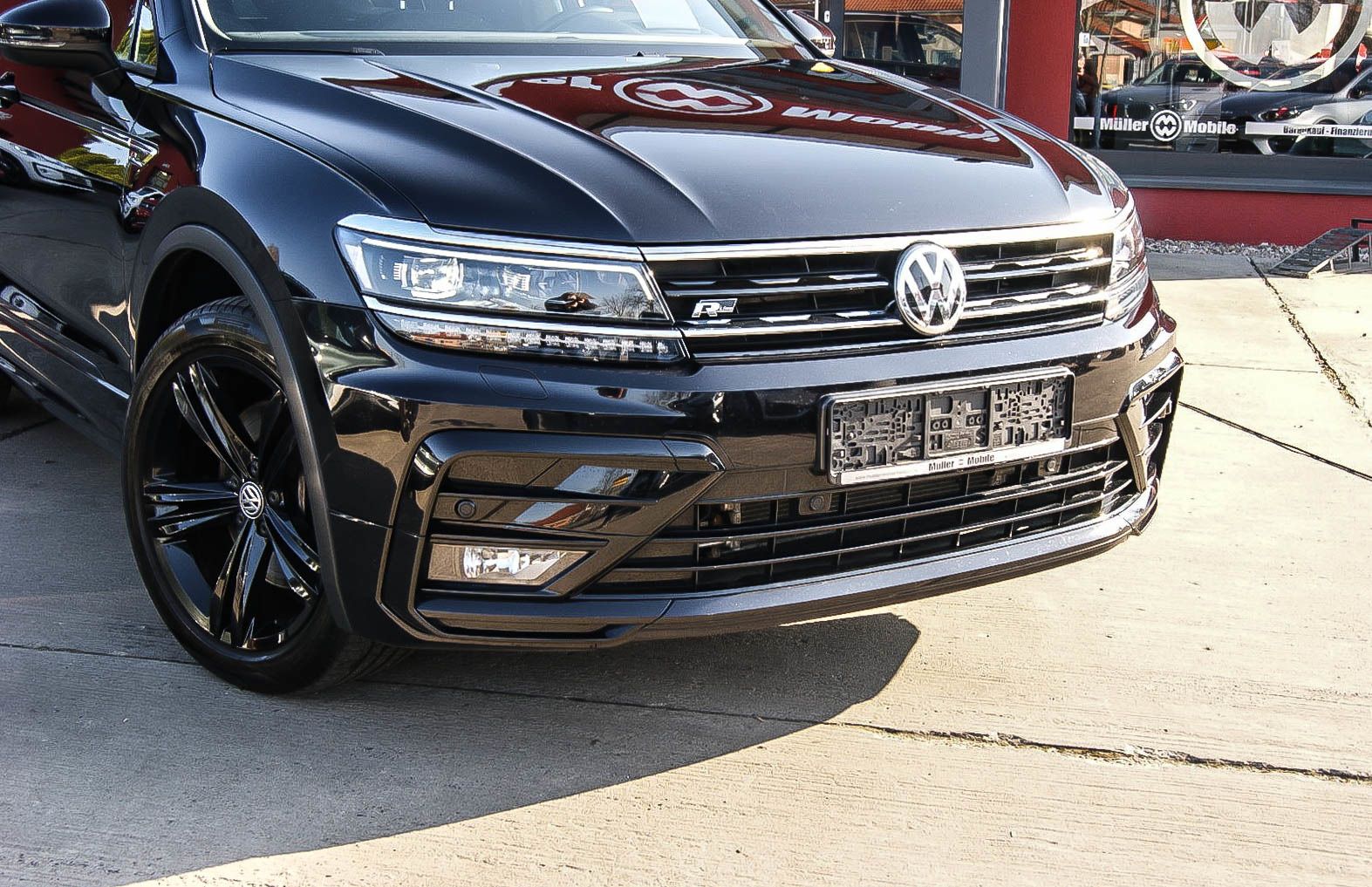 Fahrzeugabbildung Volkswagen Tiguan 2.0TDI 4Motion DSG R-LINE Black Style 19'