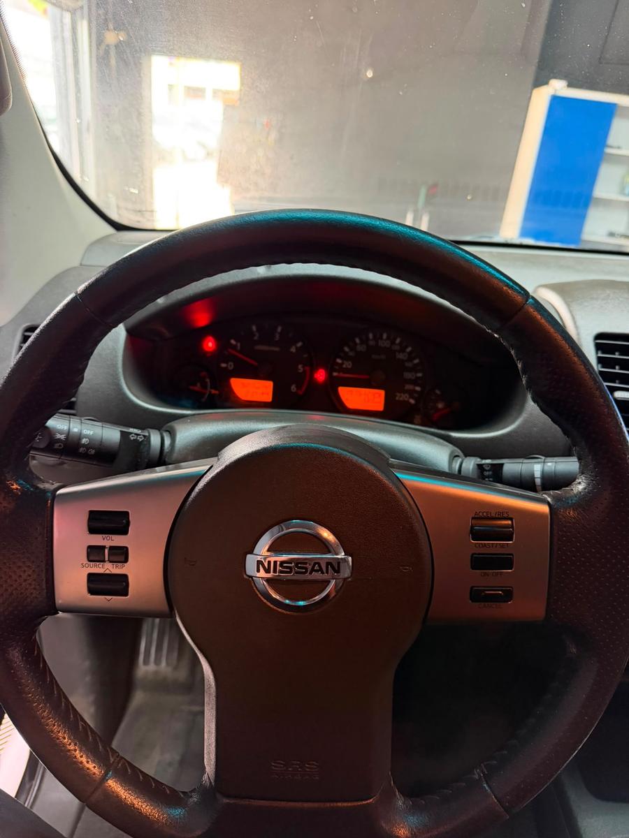 Nissan Navara Double Cabine SE 4x4 | 171 ch | BVA | Double cabine | Phares bi-xénon | Sièges chauffants | GPS | Attelage amovible