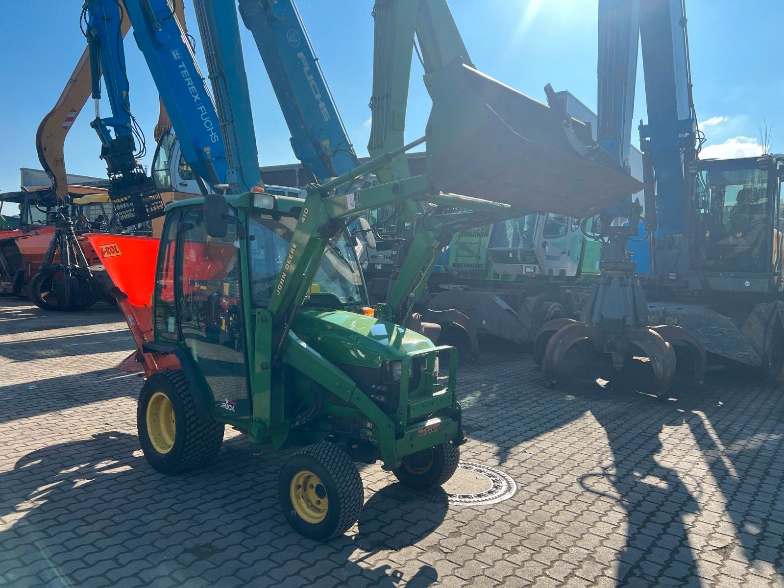 Fahrzeugabbildung John Deere 4010 / Allrad / Frontlader / Salzstreuer /