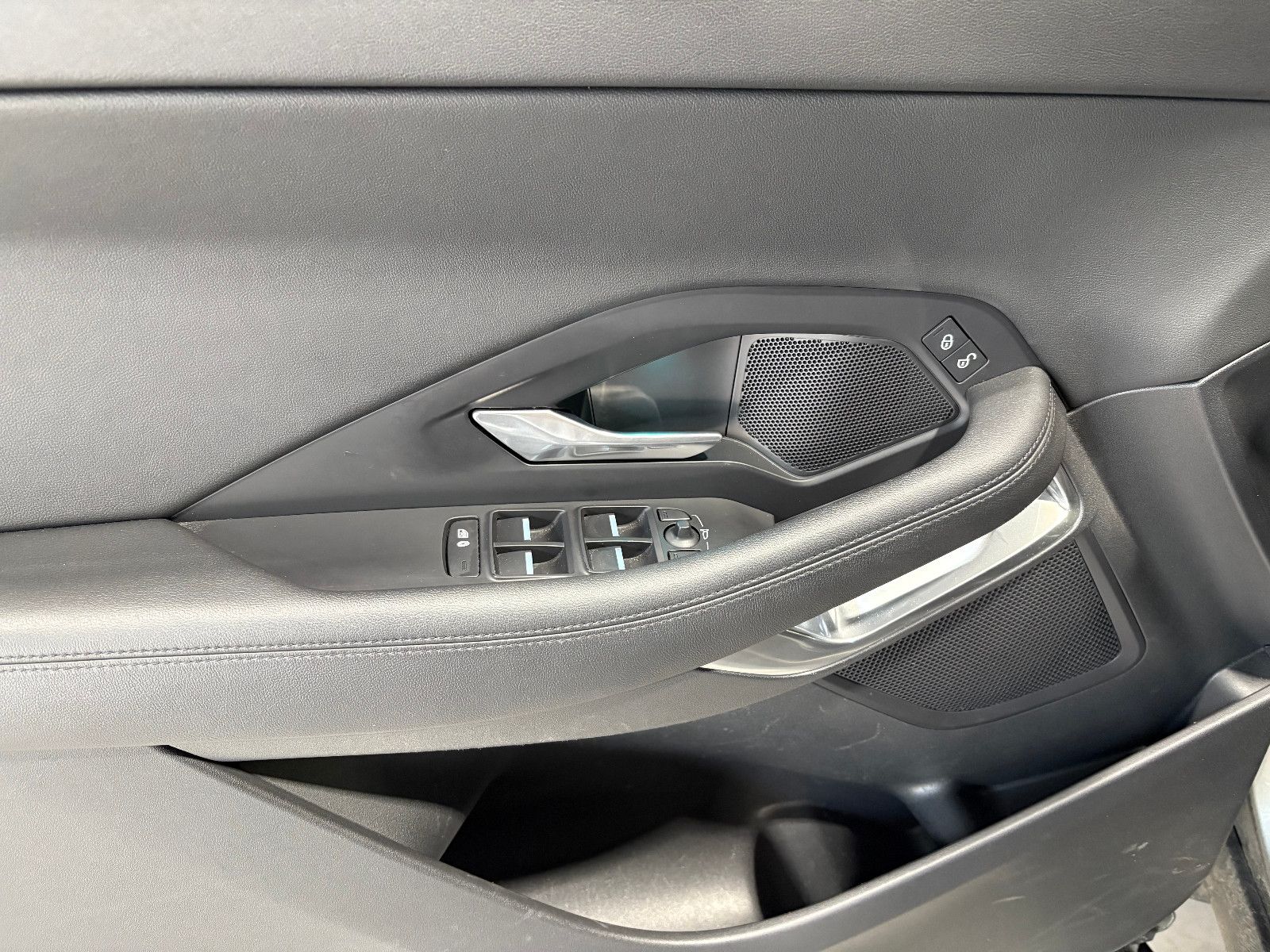 Fahrzeugabbildung Jaguar E-PACE S/NAVI/KAMERA/APPLE/ACC/SHZ/KLIMA/TOTWINK