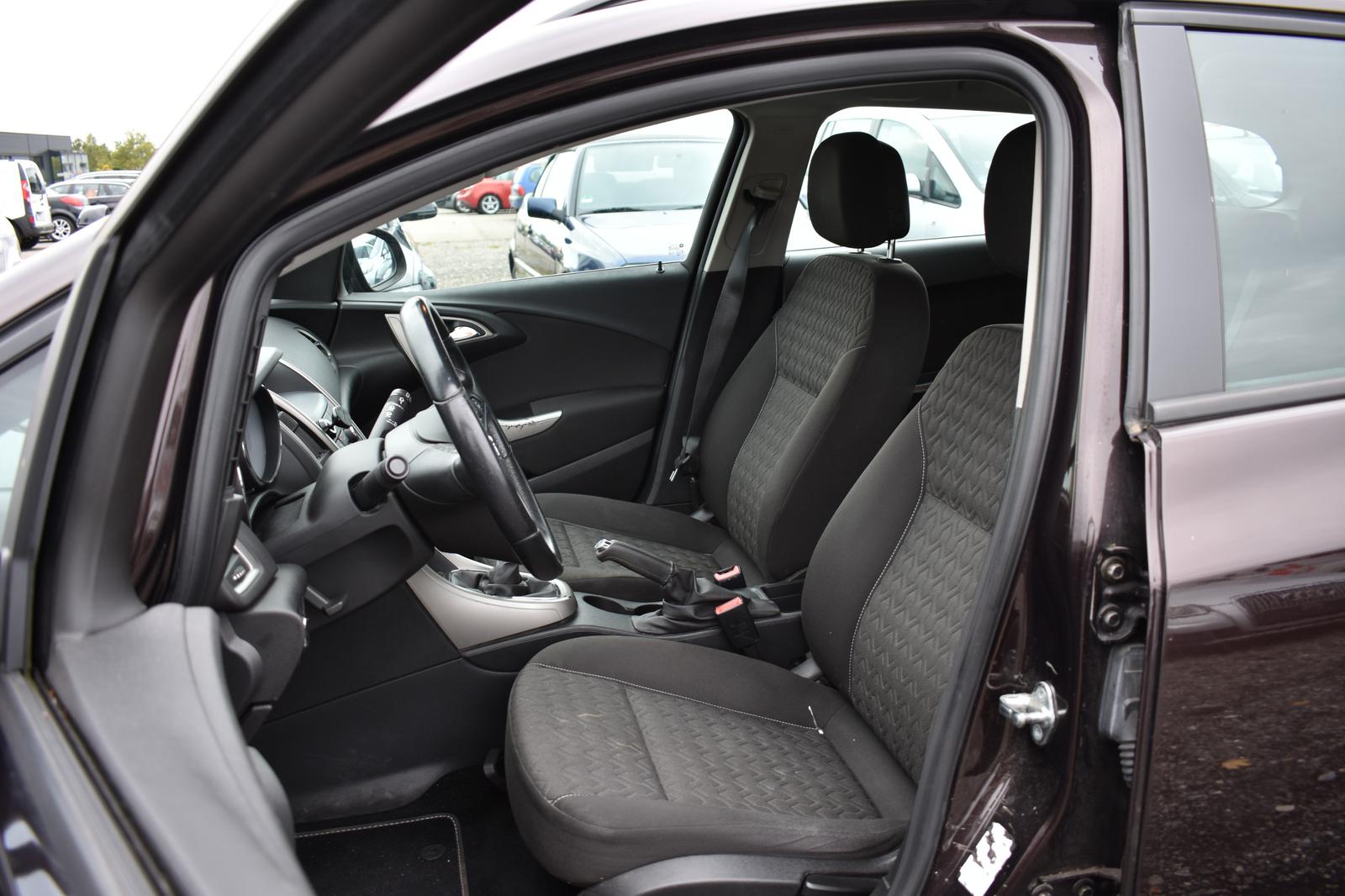 Opel Astra 2013 — фото 16