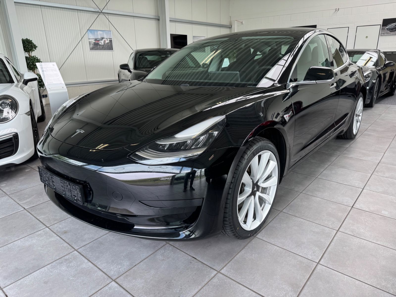 Fahrzeugabbildung Tesla Model 3 Standard Range Plus RWD