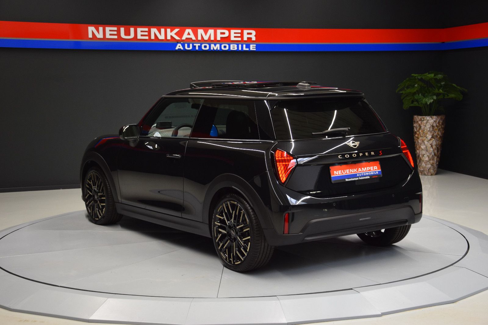 Fahrzeugabbildung MINI Cooper S Favoured Trim M Pano HuD Leder 18 Zoll