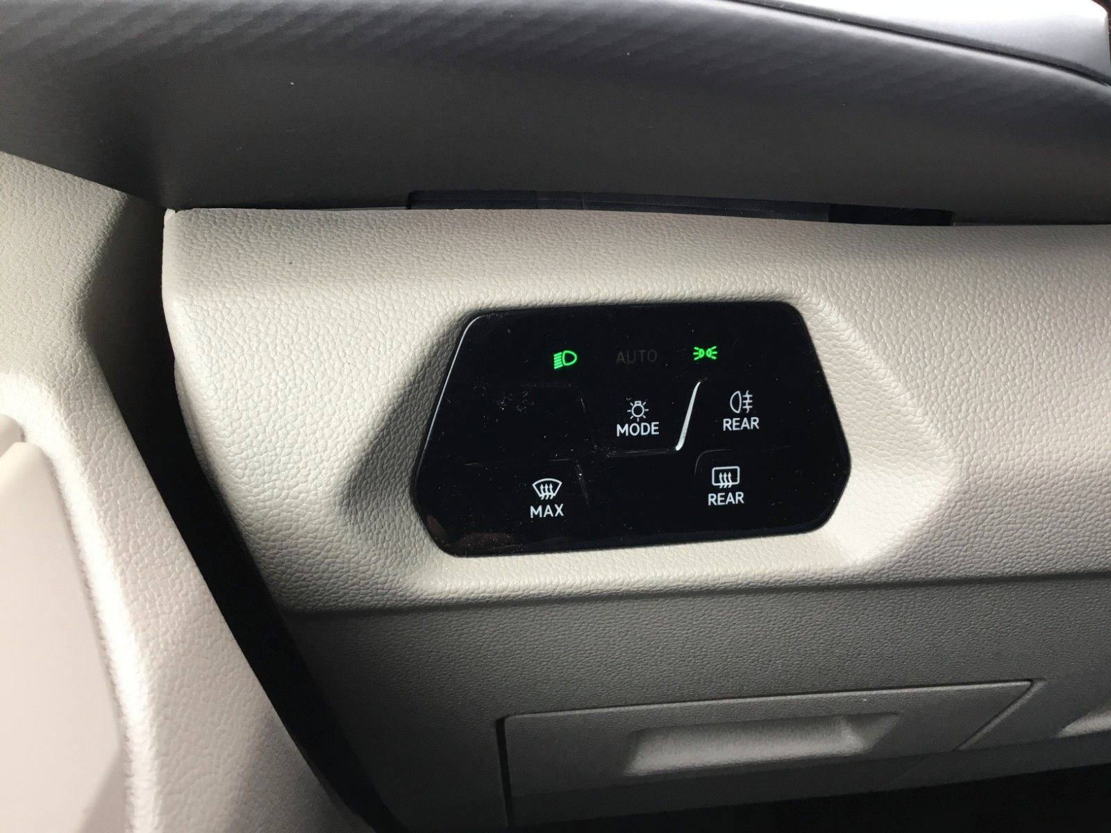 Fahrzeugabbildung Volkswagen T7 Multivan Life TDI DSG LÜ+AHK+ACC+LED+Leder
