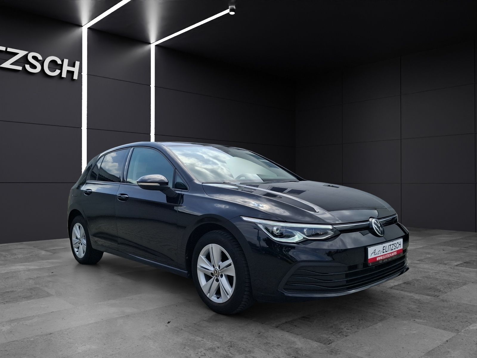 Fahrzeugabbildung Volkswagen Golf VIII TSI Life LED AHK STHZ ACC Navi Pano AI