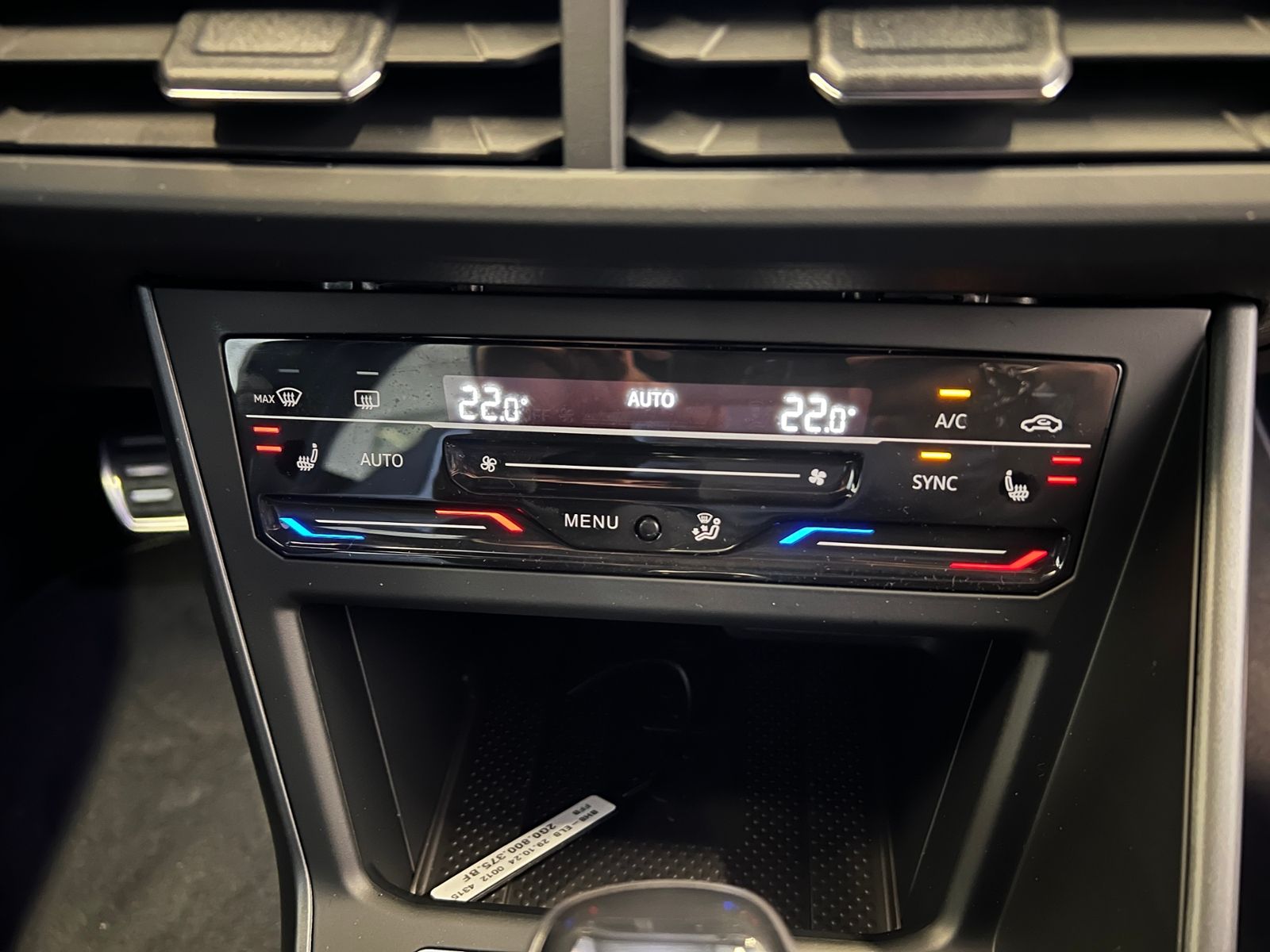 Fahrzeugabbildung Volkswagen Taigo R-Line 1.5 TSI DSG *AHK, Navi, "IQ.DRIVE"*