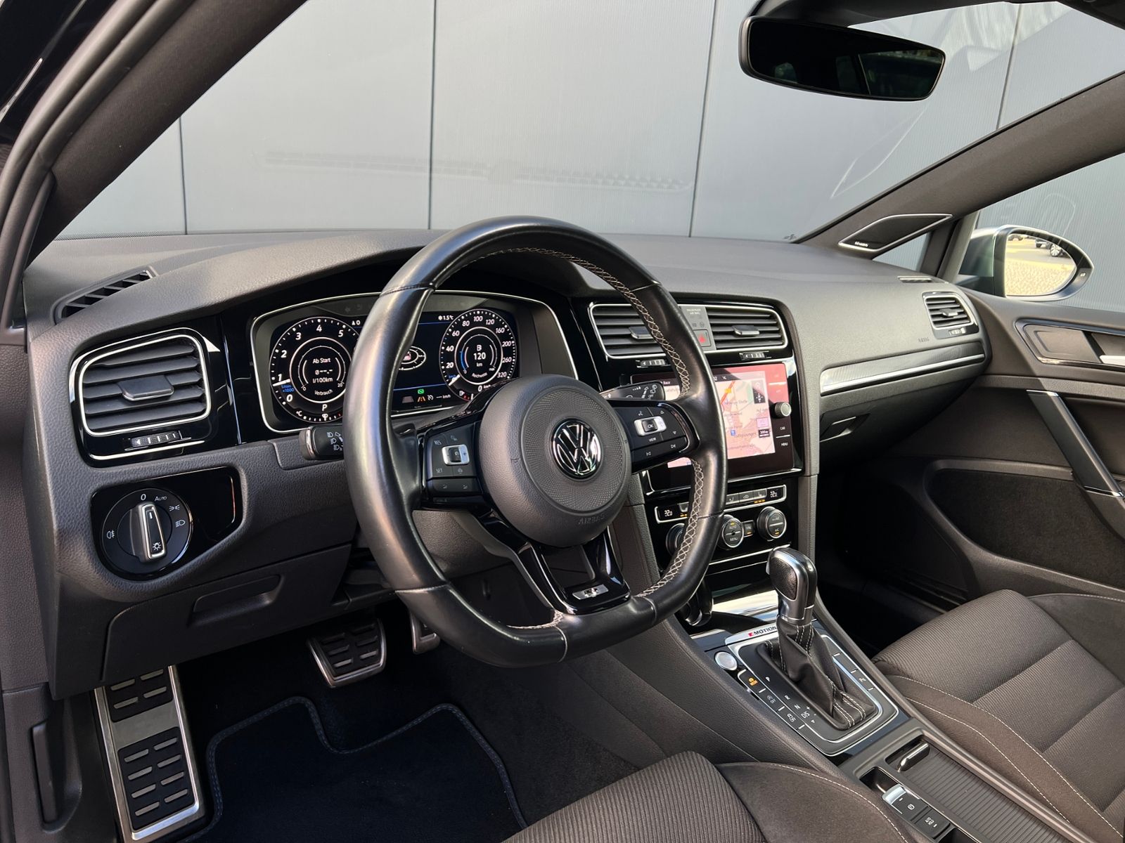 Fahrzeugabbildung Volkswagen Golf VII Variant R 2.0 TSI DSG 4MOTION *LED,DYNA