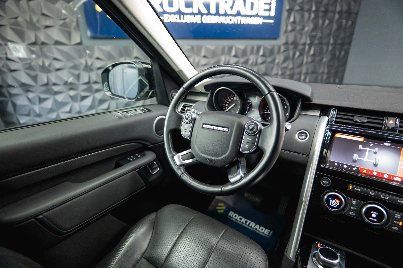 Fahrzeugabbildung Land Rover Discovery 5 2.0 TD SD4 HSE BLACK 4x4 *AHK*LED*