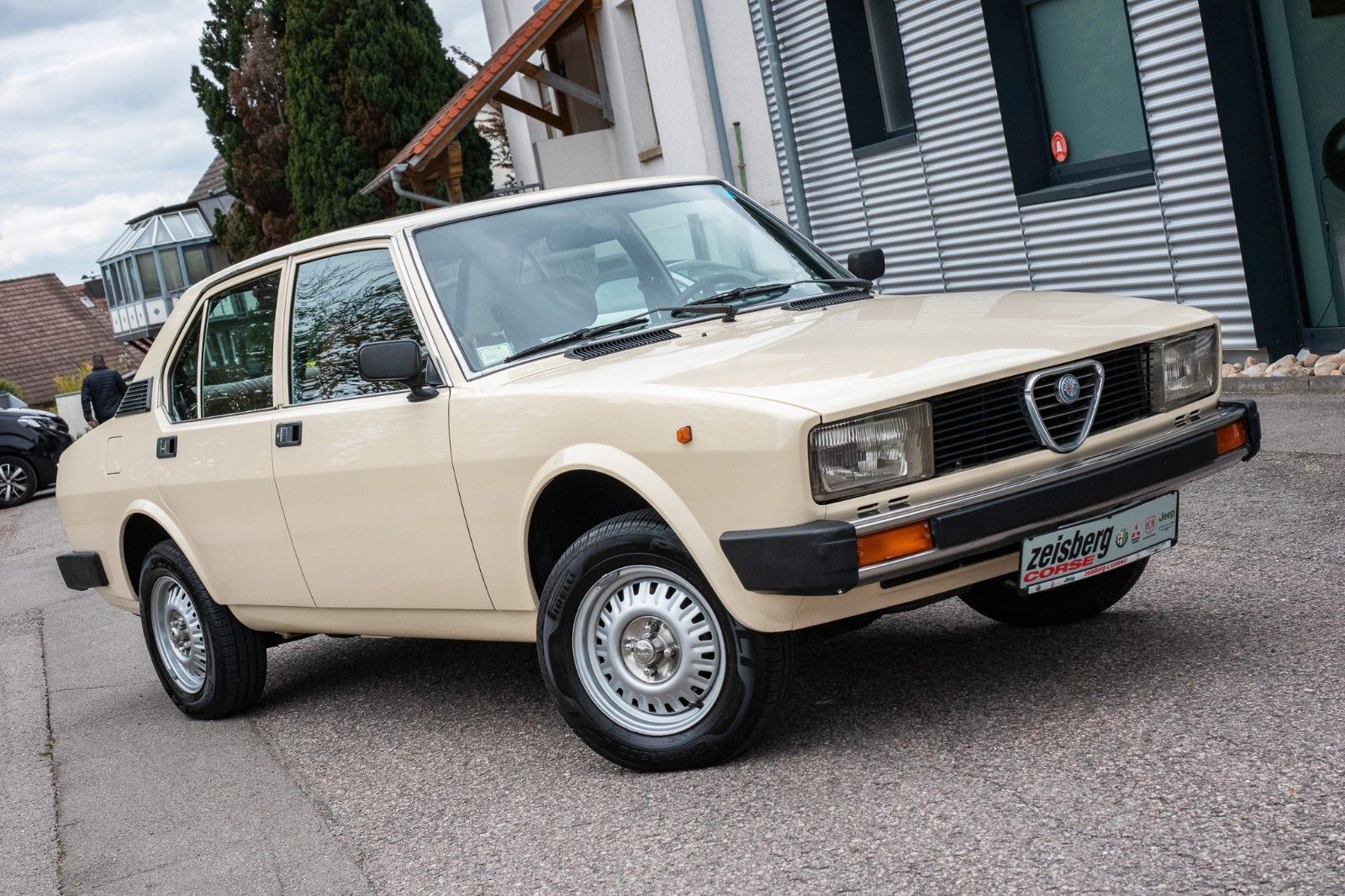 Fahrzeugabbildung Alfa Romeo Alfetta 2.0 Elfenbein*Zertifikat*Classic Gar*