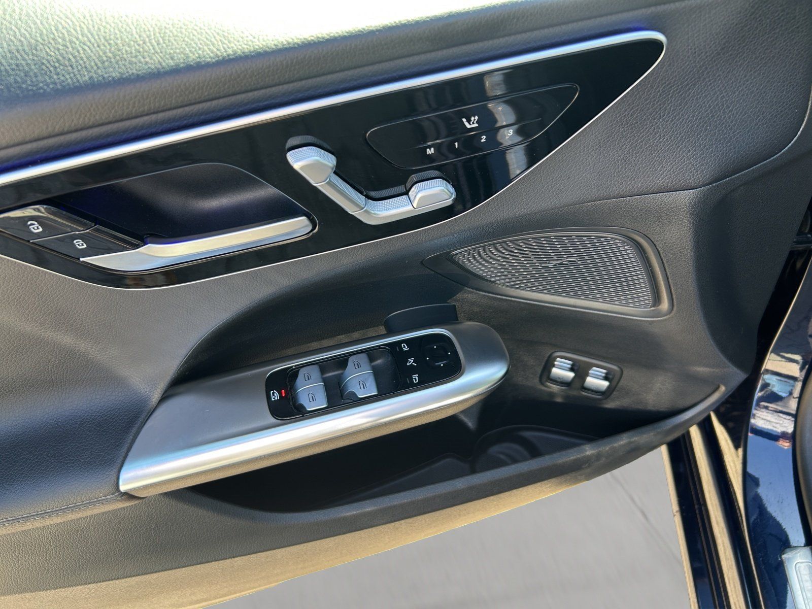 Fahrzeugabbildung Mercedes-Benz C 300 e T Avantg DISTRO Pano Memo KeyGo Business