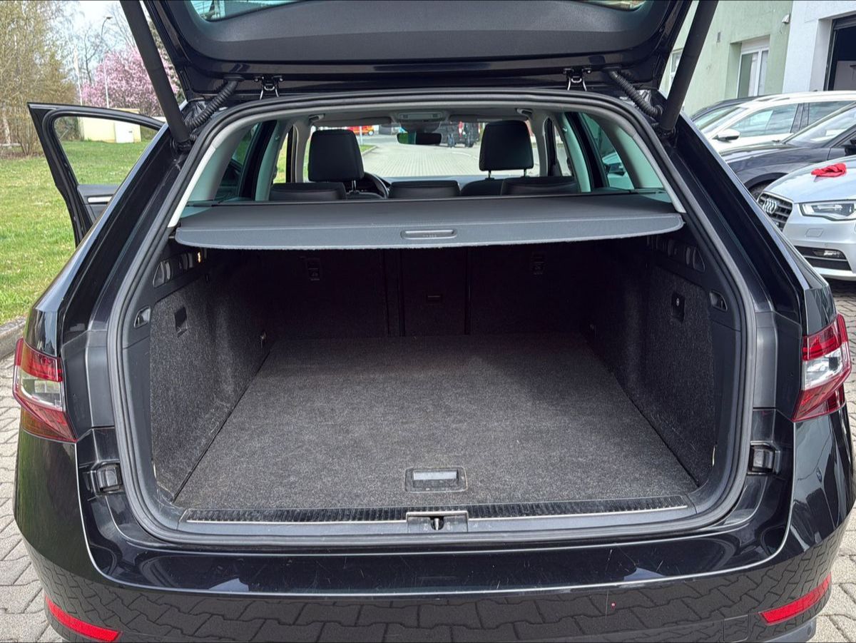 Fahrzeugabbildung SKODA Superb Combi L&K 4x4/ unfallfrei