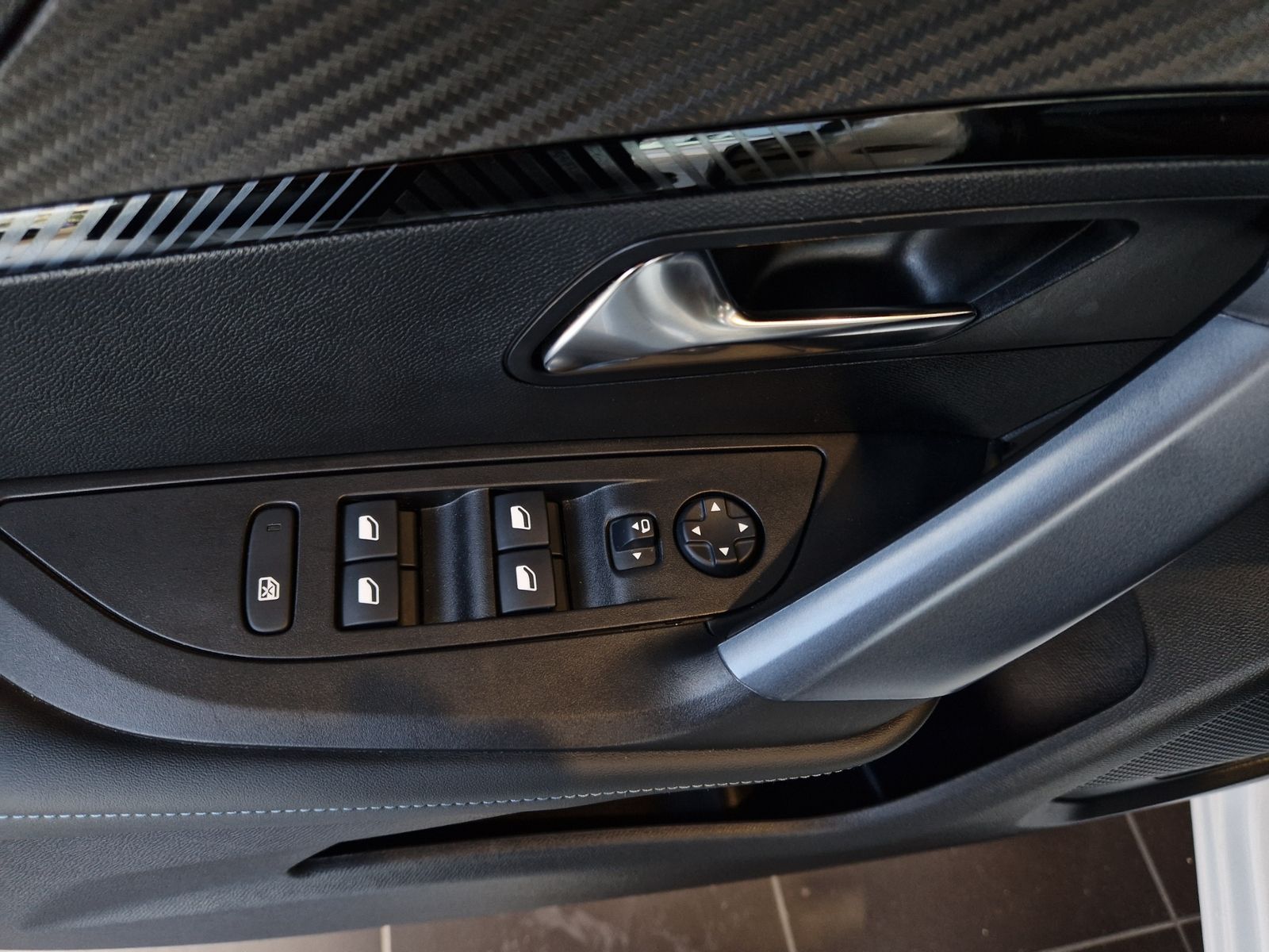 Fahrzeugabbildung Peugeot 2008 Allure PANO KLIMA LED NAVI ALU
