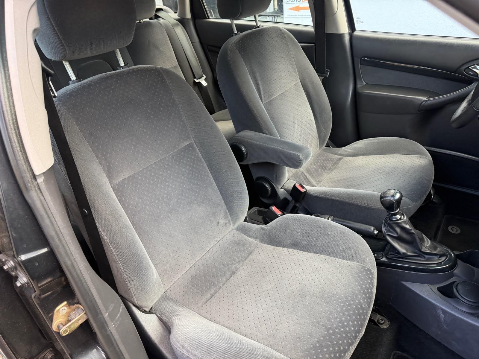 Ford Focus 2004 — photo 16