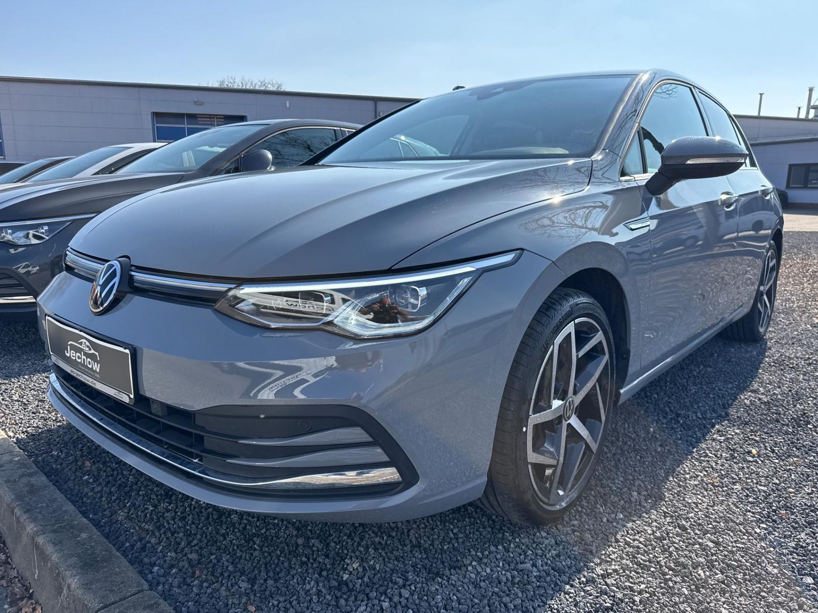 Volkswagen Golf VIII 1.5 eTSI Style Standh. Ahzv IQ Light