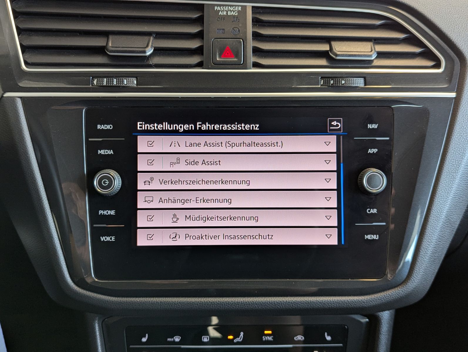 VW Tiguan 2.0 TDI DSG Elegance HUD Assist-Plus StHz - Image 30