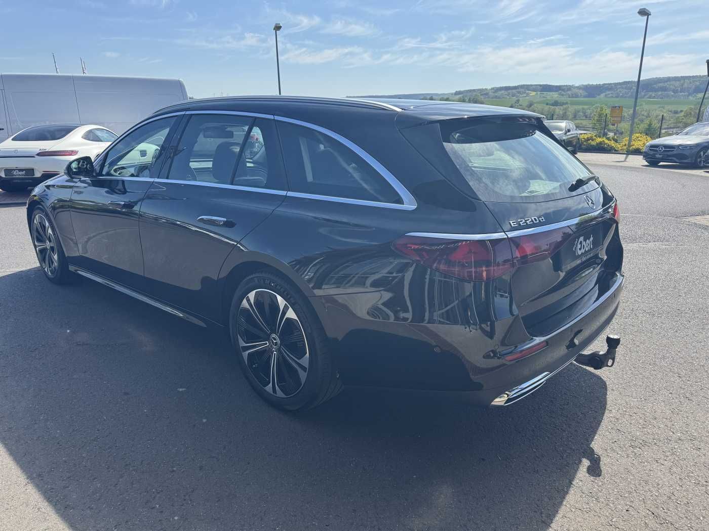 Fahrzeugabbildung Mercedes-Benz E 220 d Avantgarde+Pano+AHK+Distr+19Zoll+MBUX