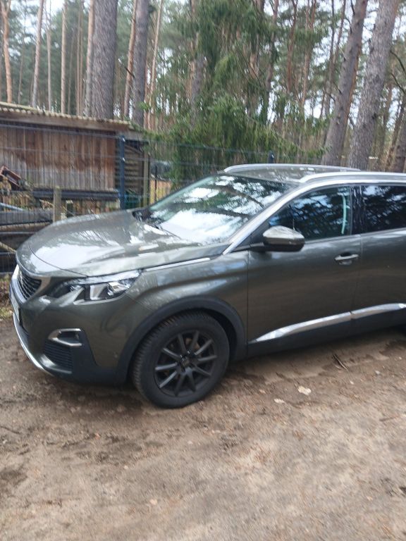 Image of Peugeot e-5008