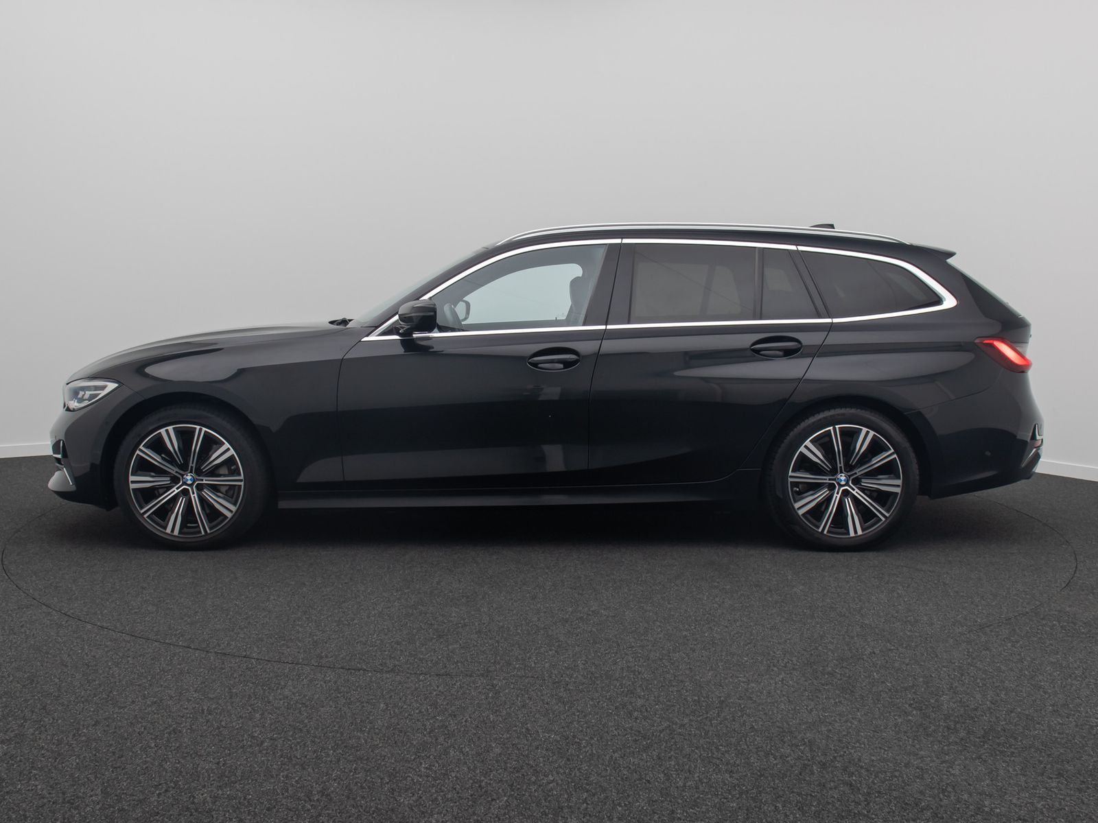Fahrzeugabbildung BMW 330d xD Luxury Line HUD DAB Kamera AHK Panorama