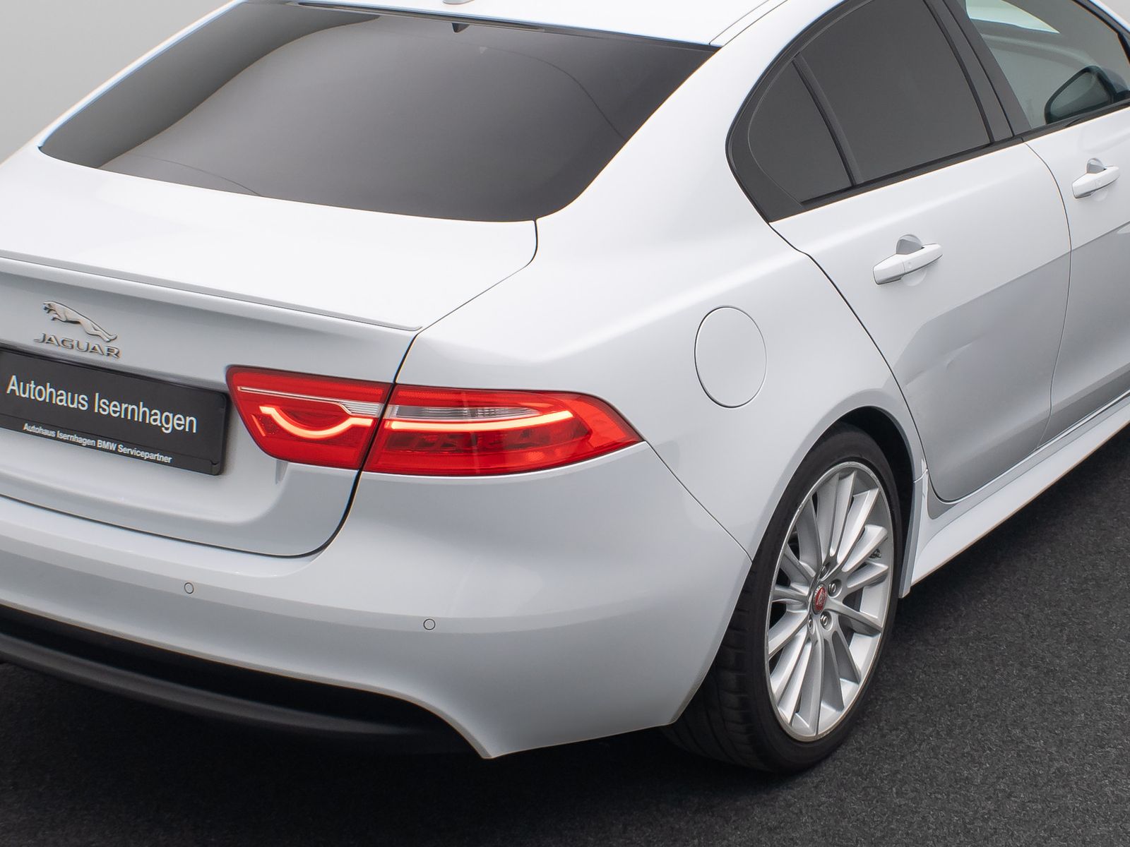 Fahrzeugabbildung Jaguar XE R-Sport FahrAssist Navi Sound Komfort 19Zoll