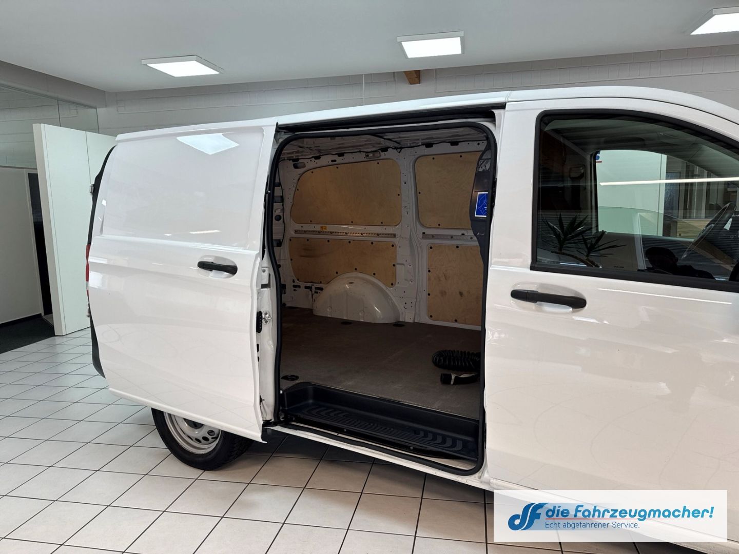 Fahrzeugabbildung Mercedes-Benz Vito Kasten e111 lang SHZ Rückfahrkam. Temp Tel.