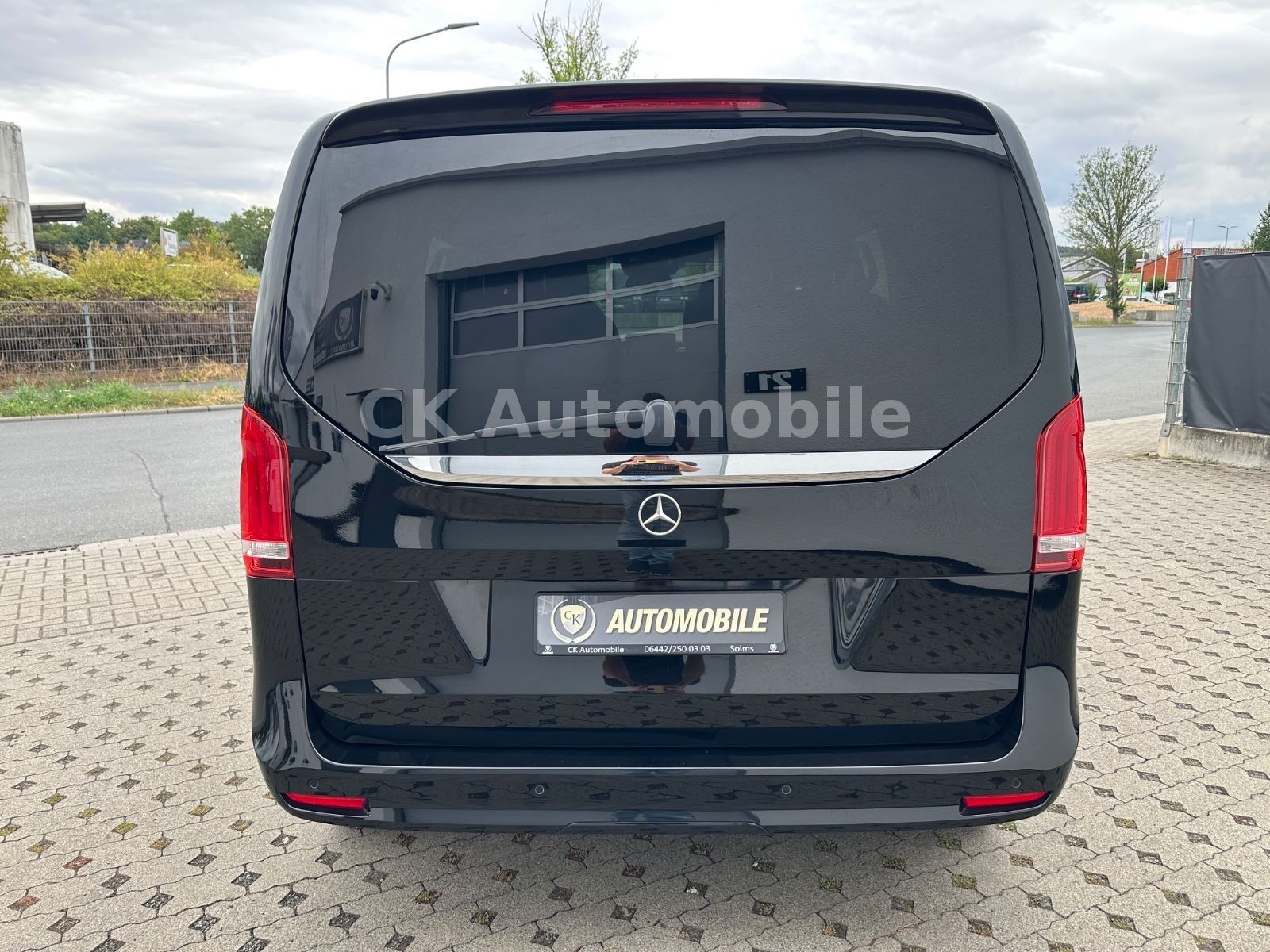 Fahrzeugabbildung Mercedes-Benz V 250d Edition 4MATIC Kompakt AMG-Line / 6 Sitze