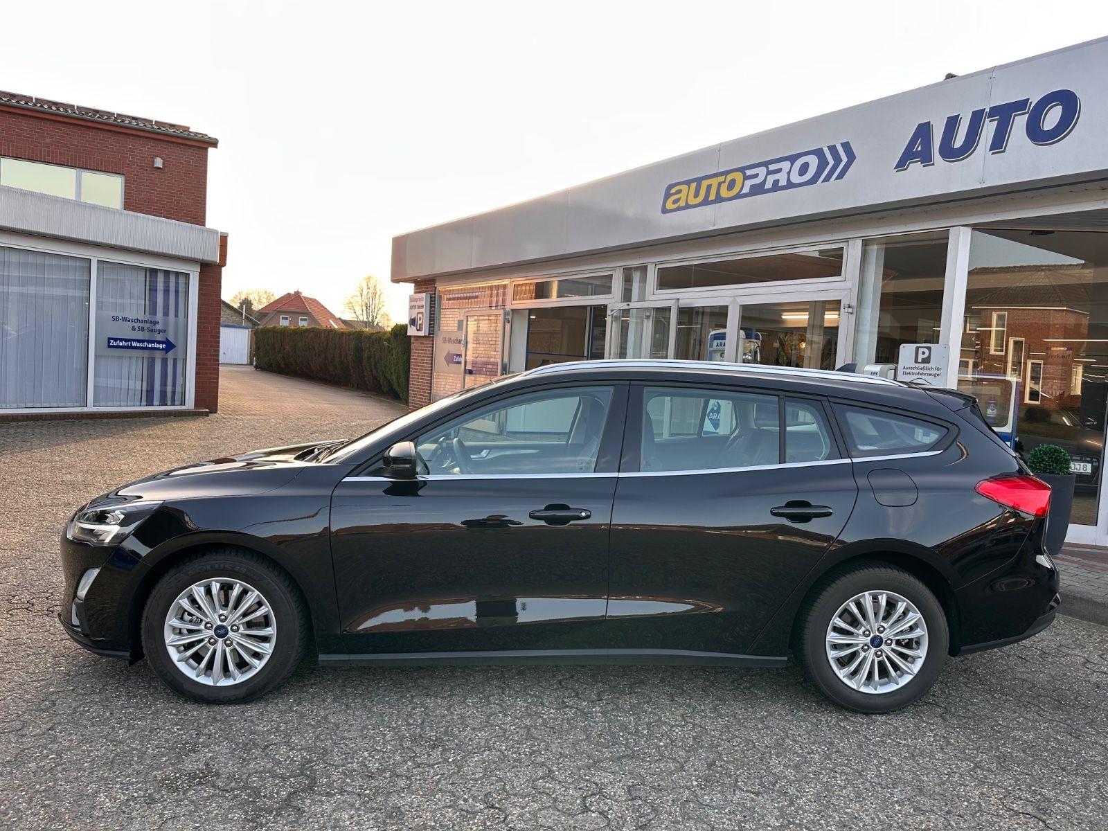 Fahrzeugabbildung Ford Focus Turnier Titanium 1.0 EB Navi/APP/LED/eHeck