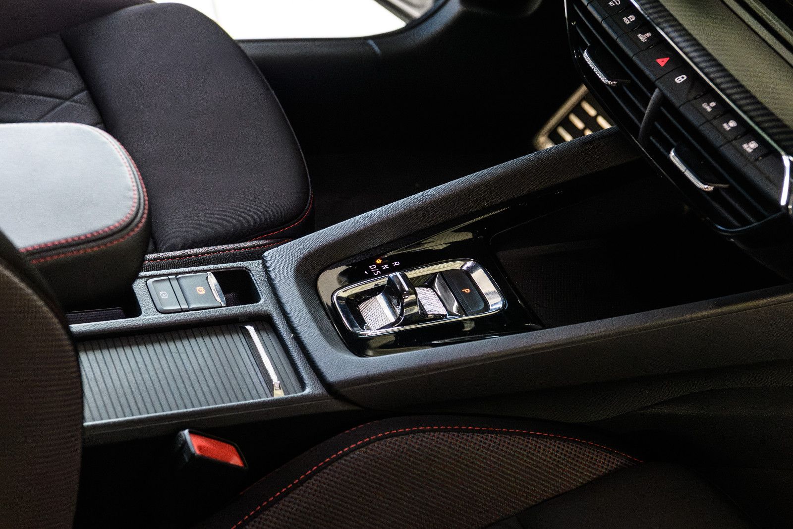 Fahrzeugabbildung SKODA Octavia 2.0 TSI DSG RS COMBI NAVI/ACC/AHK/SZH