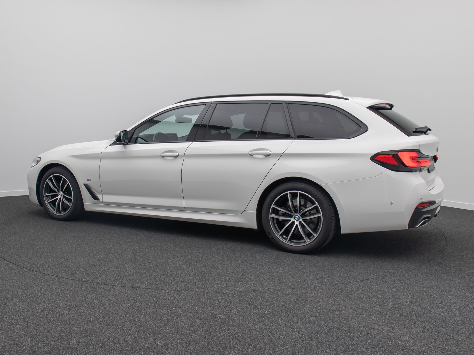 Fahrzeugabbildung BMW 520d M Sport Kamera HUD HiFi AHK Stop&Go Alarm