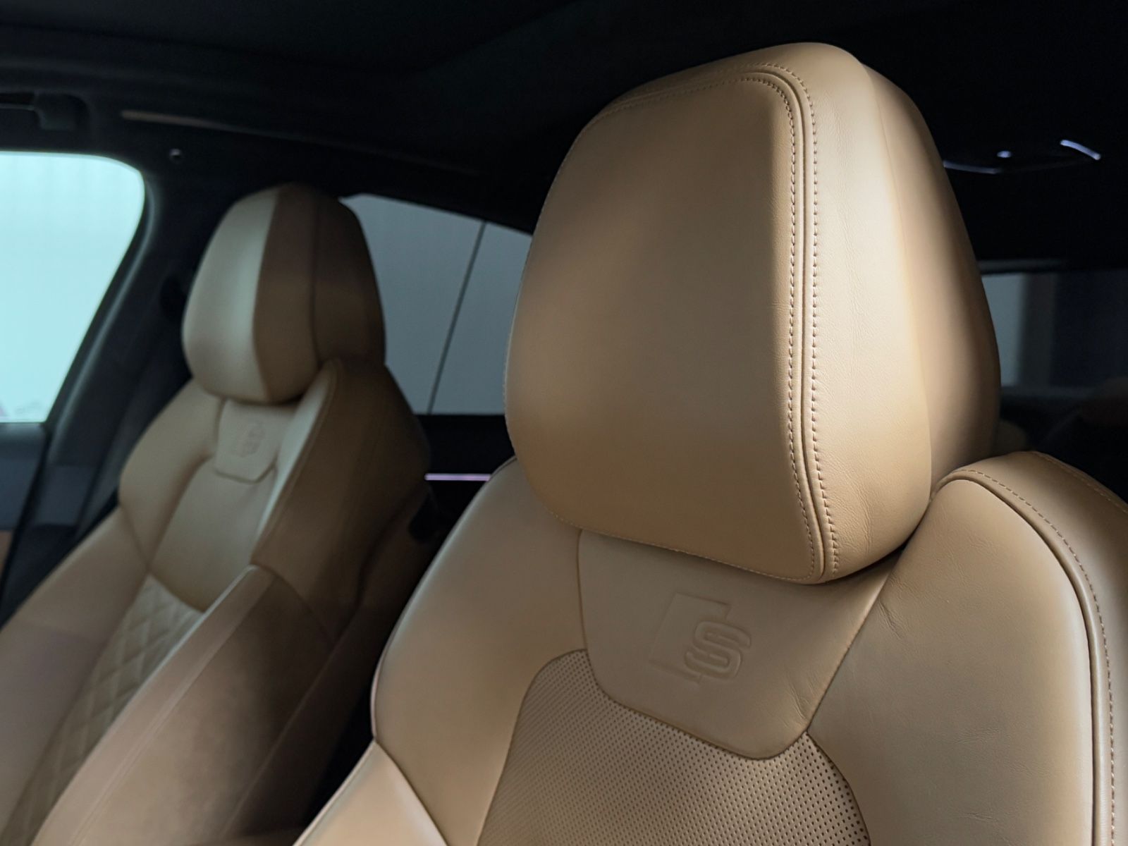 Fahrzeugabbildung Audi S8 4.0 TFSI quattro/HUD/360°/ACC/Massage/Keramik