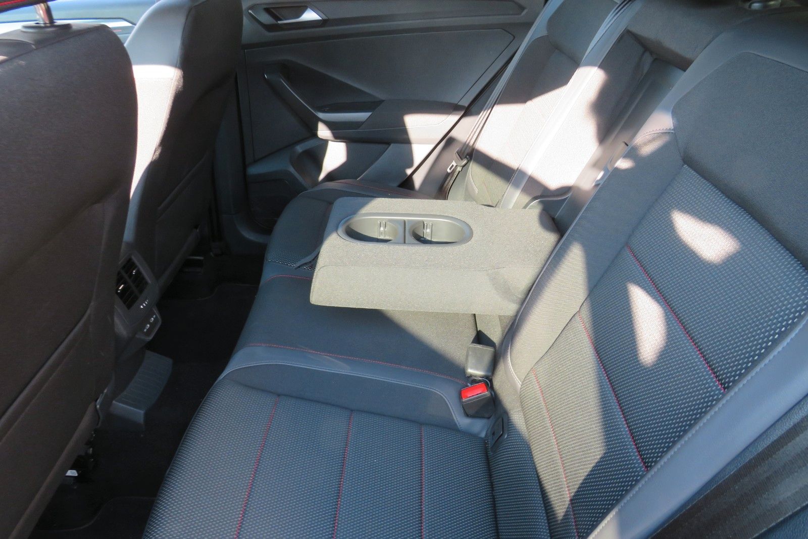 Fahrzeugabbildung Volkswagen T-Roc Sport ACC LED PDC NAVI DAB 1.HAND