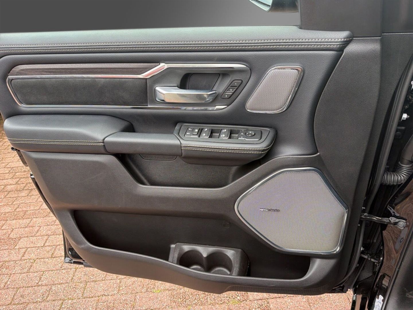 Fahrzeugabbildung Dodge RAM Laramie Night MY26-5,7-V8 -Vollausstattung-