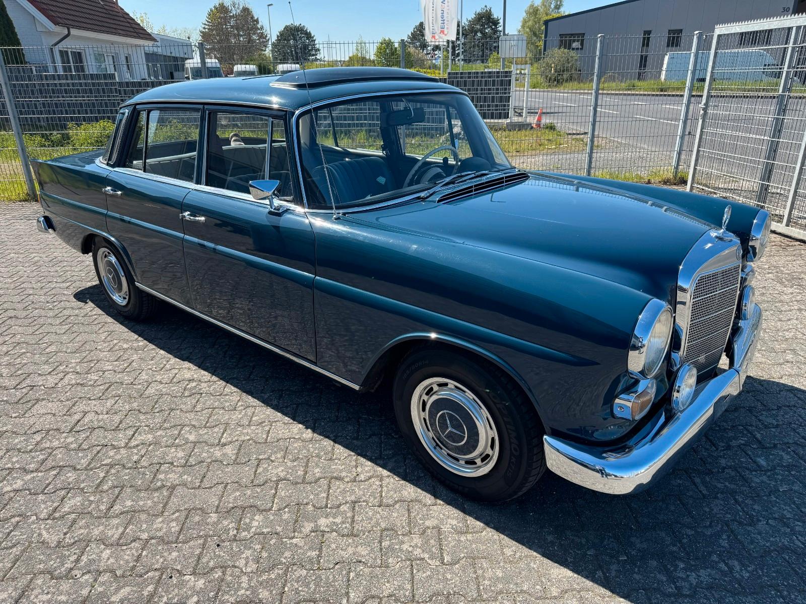 Mercedes-Benz 230 W110