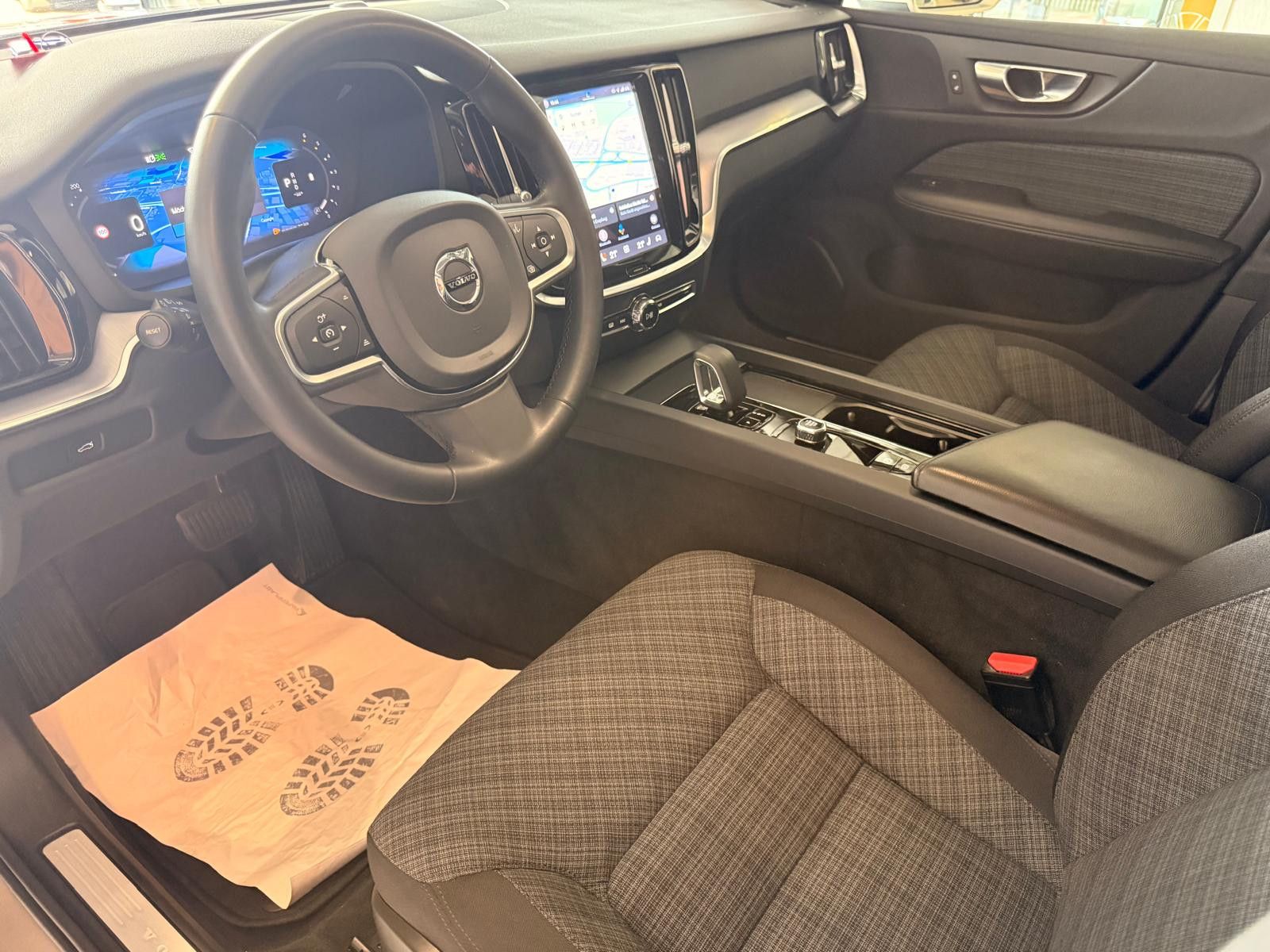 Fahrzeugabbildung Volvo V60 Kombi Core/ 1.HAND/SCHECKHEFT/8.FACH BEREIFT