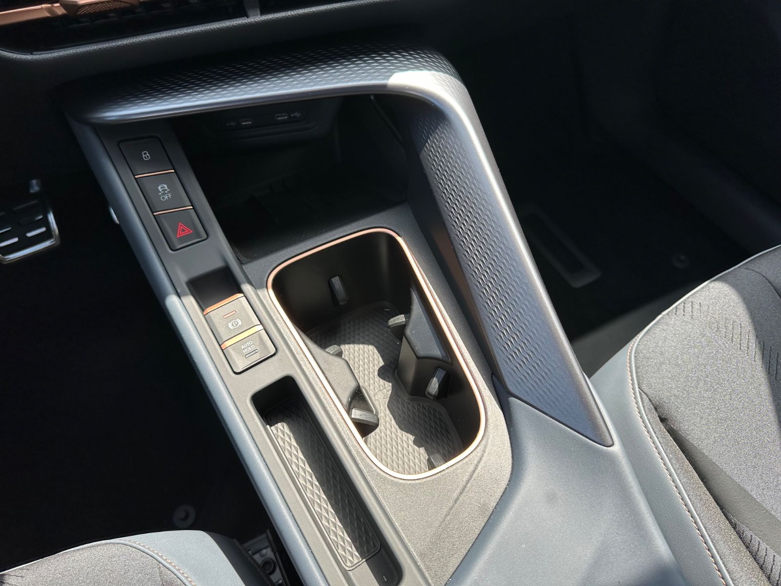 Fahrzeugabbildung CUPRA Terramar 1.5 eTSI DSG AHK/Navi/LED/ACC/18"