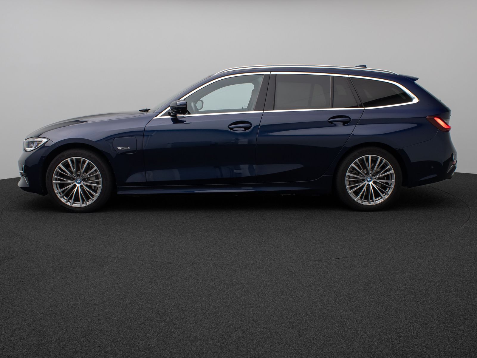 Fahrzeugabbildung BMW 330e xD Luxury Line Panorama HUD Individual Voll