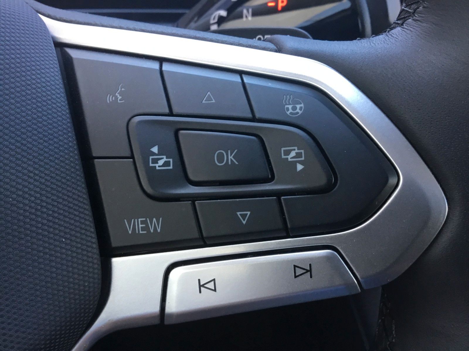 Fahrzeugabbildung Volkswagen Tiguan 1.5 eTSI DSG Life+AHK+LED+17"+Navi+Kamera
