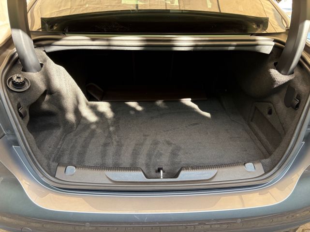 Fahrzeugabbildung Jaguar XE D180 Black+1.Hand+Leder+360°+ACC+Schiebedach