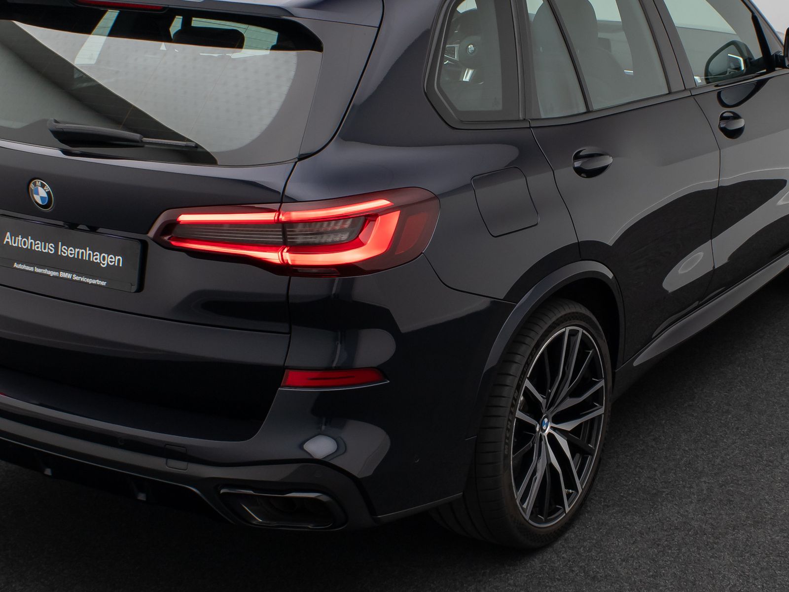 Fahrzeugabbildung BMW X5 M50i Panorama Laser Kamera HUD H/K AHK 22Zoll
