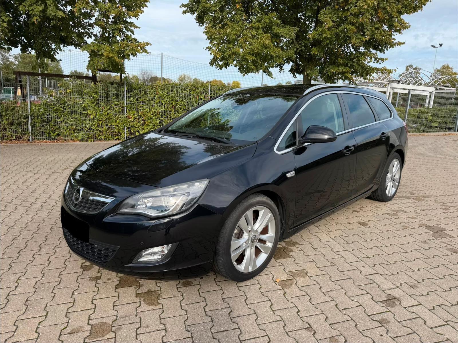 Opel Astra 2011 — вигляд ззаду