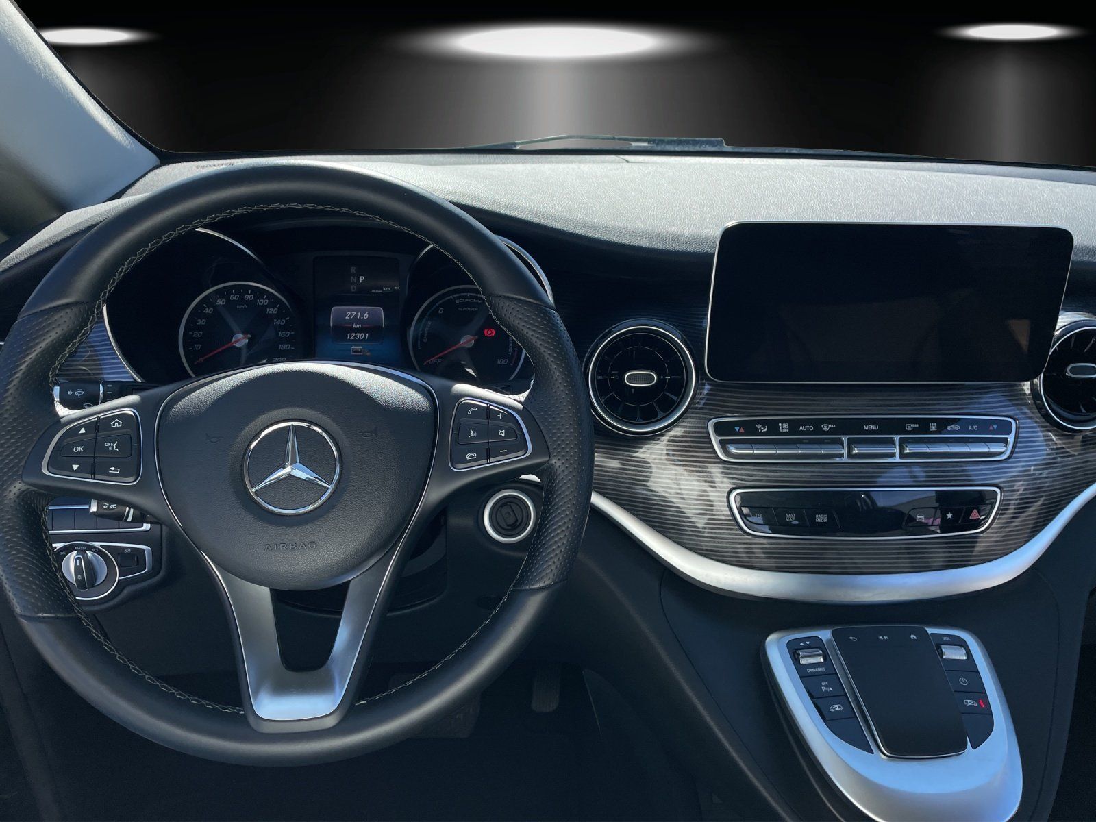 Fahrzeugabbildung Mercedes-Benz EQV300 L AVANTGAR Pano DISTRO Sitzklima AIRMATIC