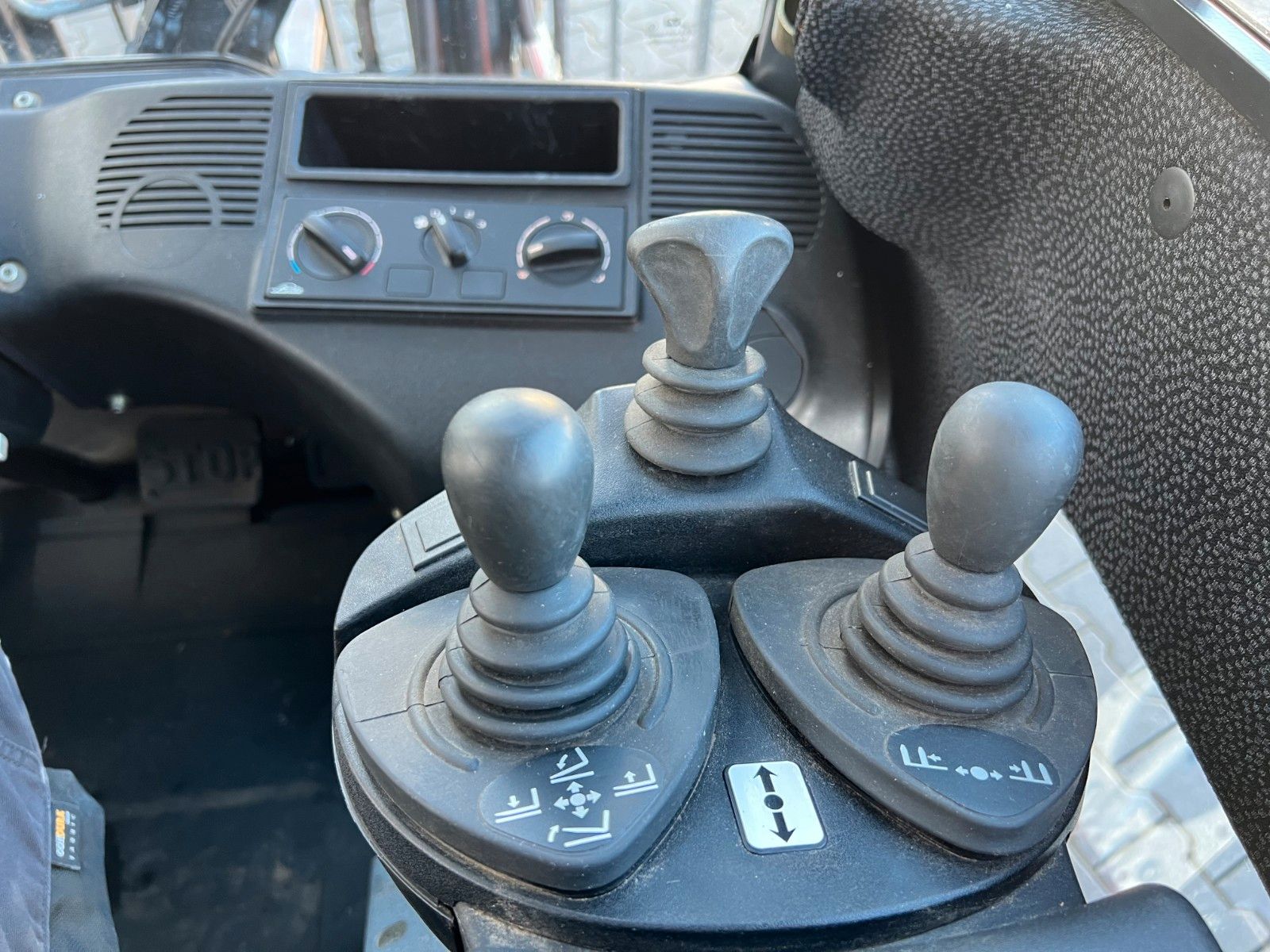 Fahrzeugabbildung Linde H14D-01 / Triplex: 4,6m / 2014 / 893h