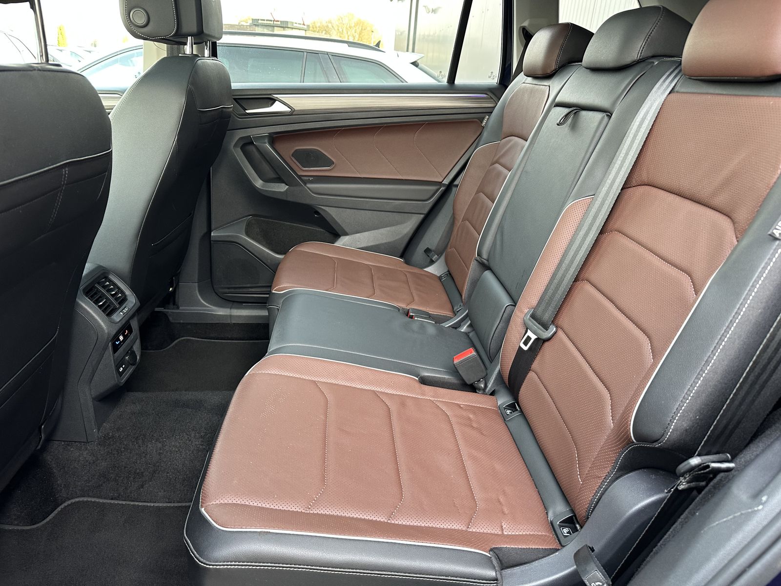 Fahrzeugabbildung Volkswagen Tiguan Allspace Life NAV+IQ-LIGHT+PANO+20ZO+AHK