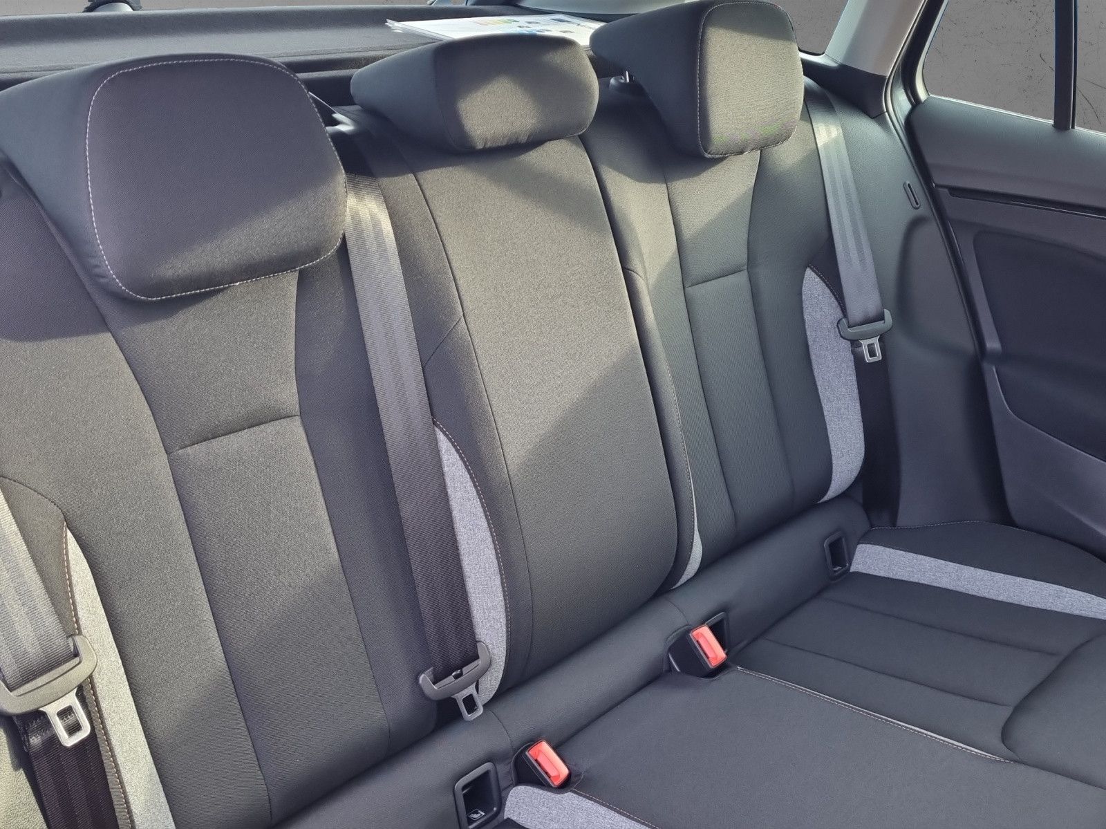 Fahrzeugabbildung SKODA Scala Tour 1,0 TSI DSG Simply Clever Black